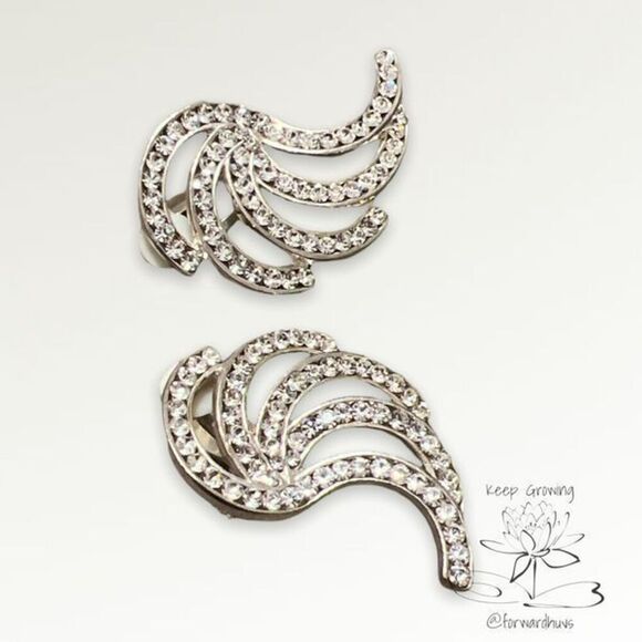 Timeless Sparkle: Vintage Rhinestone Clip-On Elegance - Picture 4 of 8